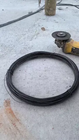una idea para cortar alambre dulce a la misma medida para amarrar hierro #ideas #viralvideos #trabajos #construction #albañil #hierro 