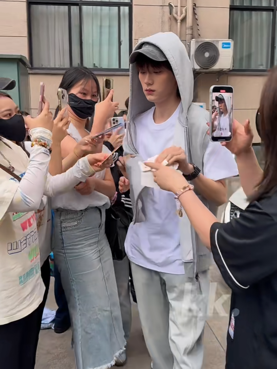 เตรียมตัวแล้วค๊าบ วันนี้เปิดกล้องแล้ว ใช่ เสื้อขาว หล่อสว่าง มาก55555  #zhouyiran #zhouyiran周翊然 #ZhouYiran  #周翊然 #โจวอี้หราน 
