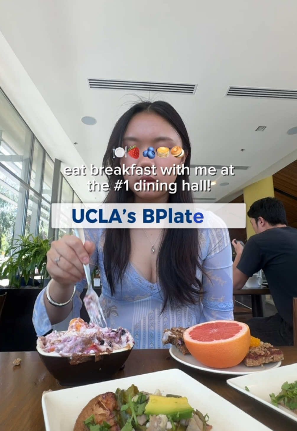 my FAVORITE dining hall at UCLA by far🤩💗💗 (missing it rn) #ucla #uclabruins #dininghall #mukbang #foodreview #eatwithme #uclafood #losangeles 