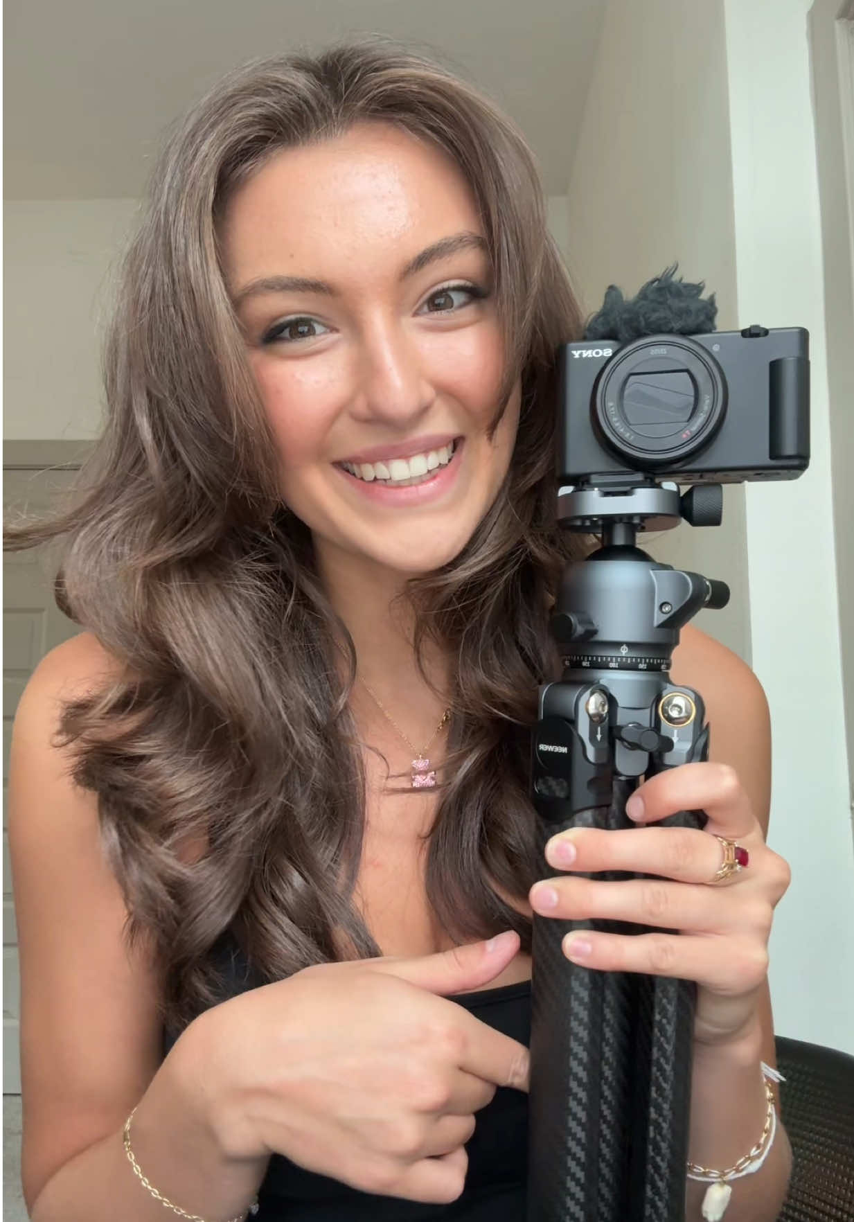 This tripod is such a slay✨ #neewer #neewerlt38 @neewerofficial 