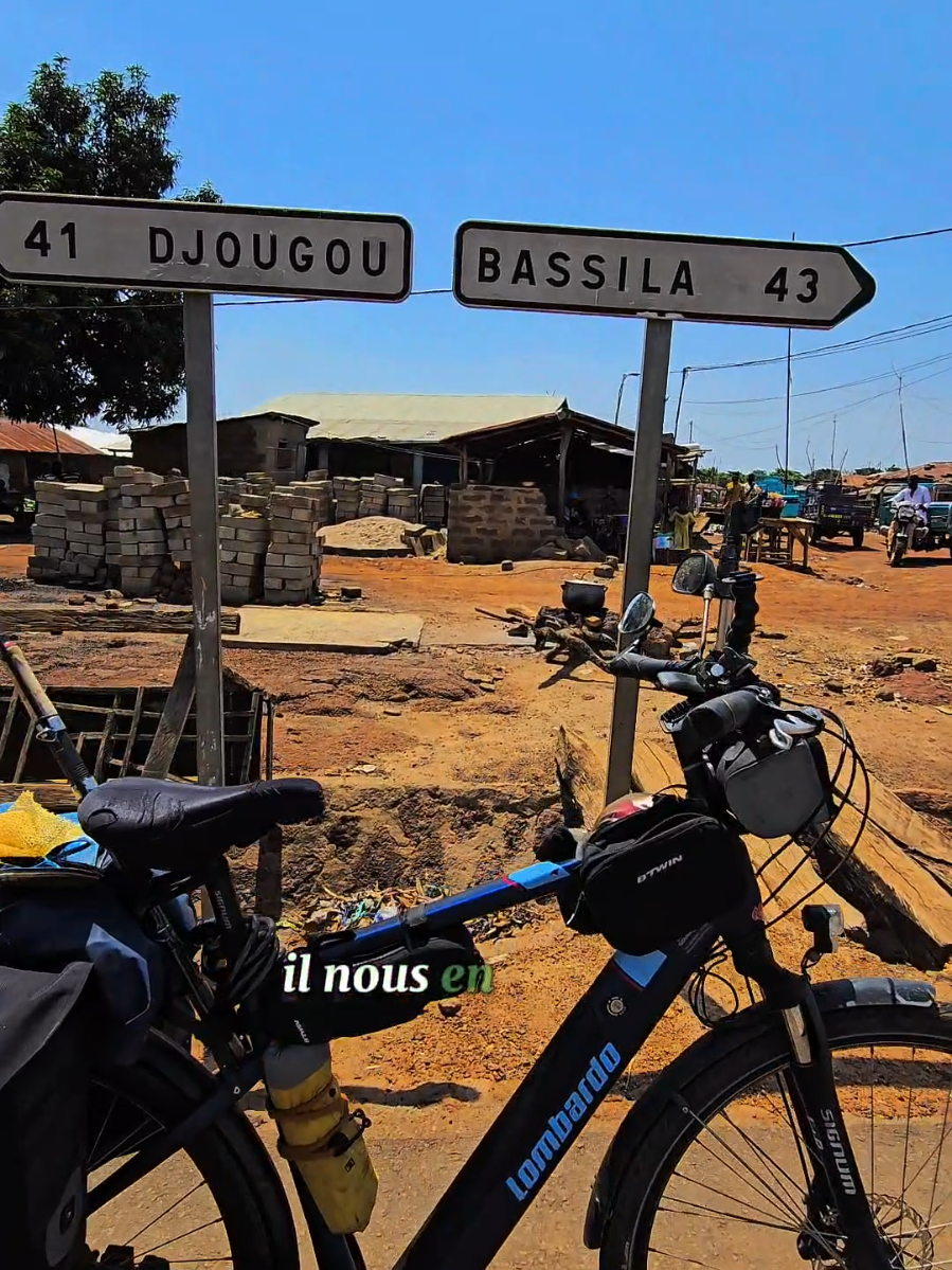 Goudron impeccable,  des panneaux routiers magnifique à profusion, une nature luxuriante 🌳 et en prime de grands singes 🐵 qui traverse la route, tout les éléments sont réunis pour faire de cette étape un pur moment de bonheur pour Pikala La bicicleta. Moi, jai oublier ce que c'était la définition du bonheur, je roule sans trop réfléchir vers un objectif incertain. Aciao Bonsoir. #momoexpresso 