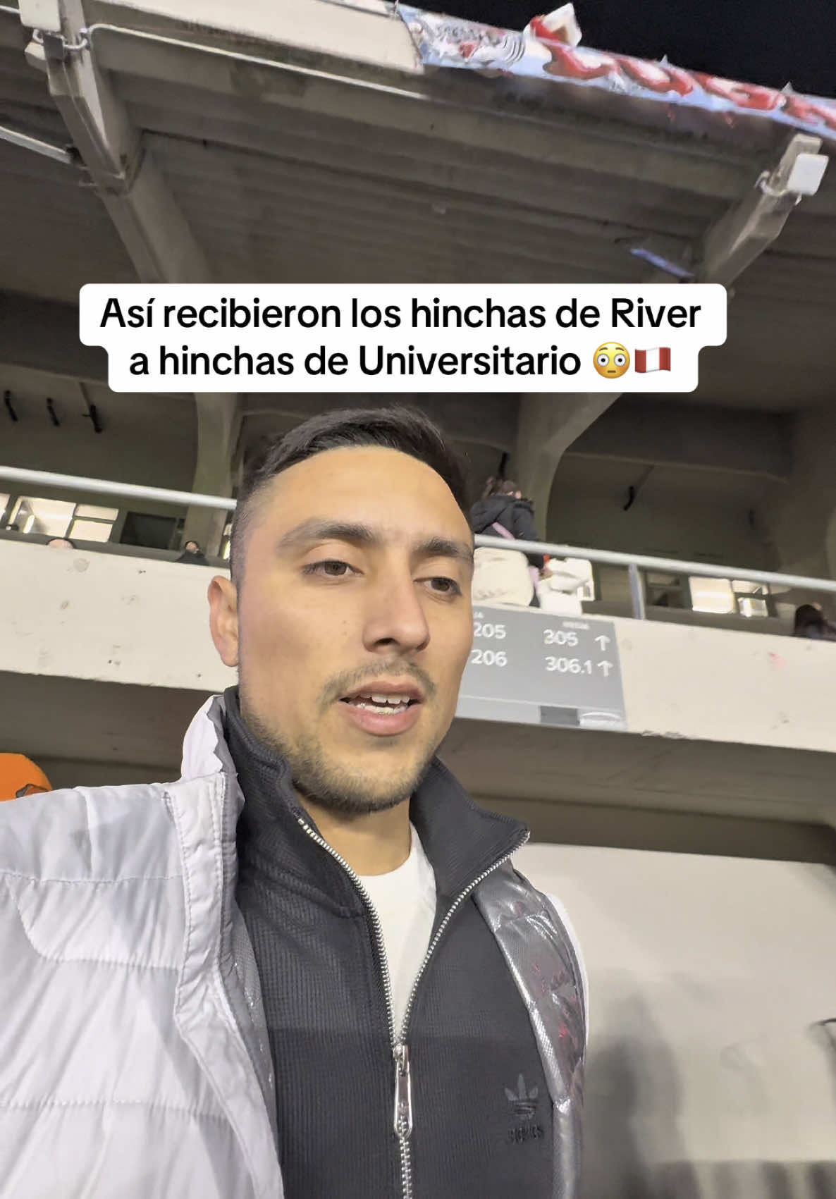 Así recibieron los hinchas de River a hinchas de Universitario 😳🇵🇪 #hinchas #riverplate #universitariodedeportes #futbol #copalibertadores #perú 