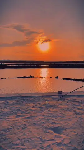 Pada saat matahari terbit,sinar matahari pertama kali menyentuh atmosfer bumi di cakrawala timur.Cahaya matahari yang melewati atmosfer akan mengalami pembiasan,menyebabkan warna warna seperti merah dan oren terlihat lebih jelas di langit saat matahari baru muncul... #sunrise #arunika #matahariterbit #astrophile #naturevibes #scenery #panorama #fypシ゚ 