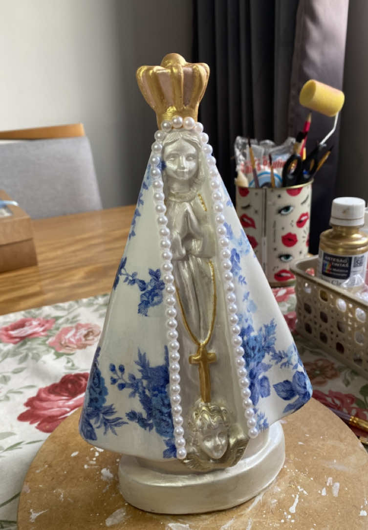 Nossa Senhora Aparecida com detalhes em pérolas ✨🥹🙏🏻 24cm  #decoupageart#artemgesso#feitoàmão#decoupage#gesso#feitocomamor#arte#nossasenhoraaparecida#mãe