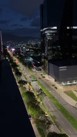 🌃 Medellín de noche, un poema de luces. 🇨🇴✨ #Medellín #Colombia #VistaNocturna #TravelTok