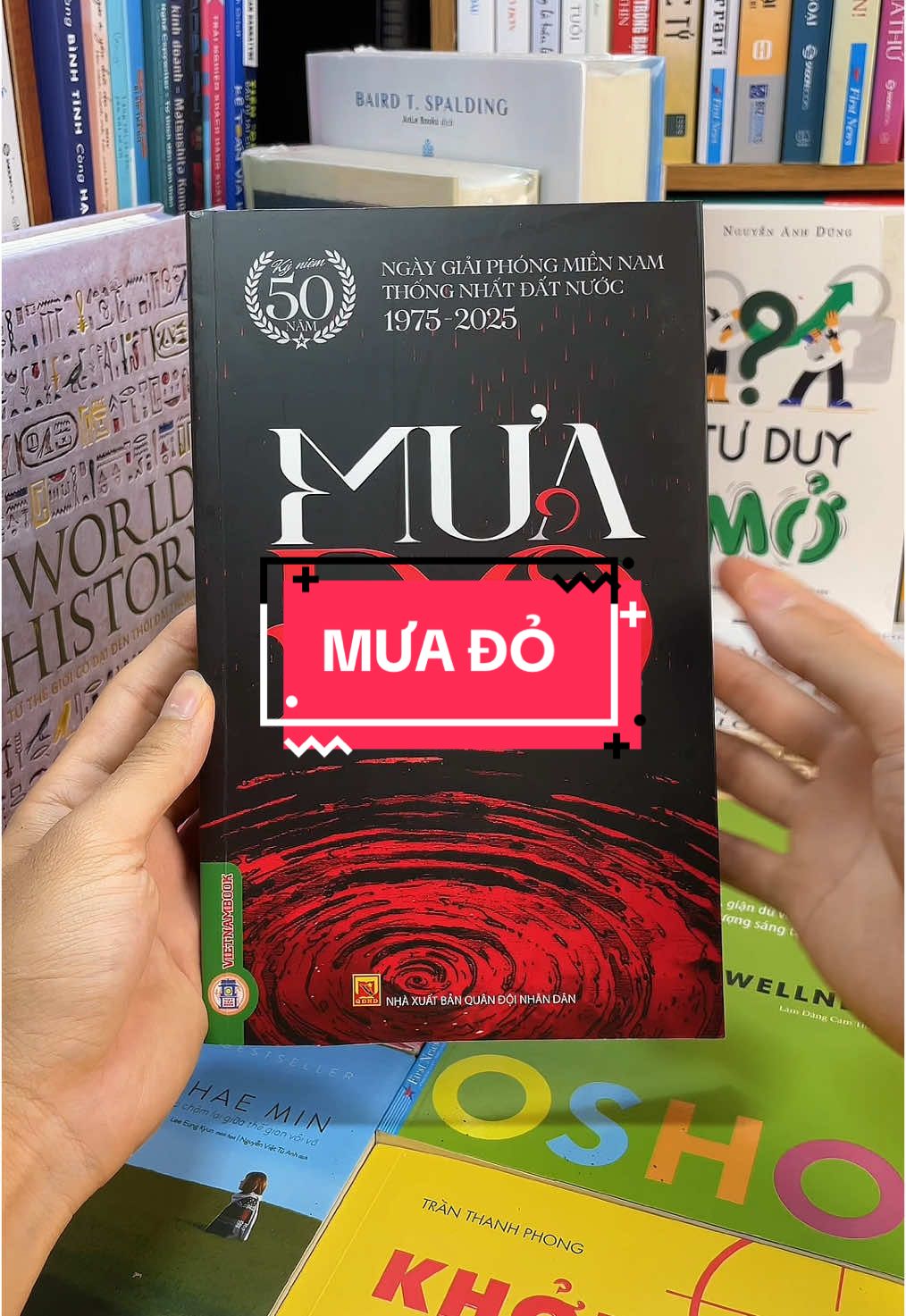 “Mưa Đỏ” – Bản hùng ca rực cháy giữa Thành cổ Quảng Trị Không chỉ là một tiểu thuyết chiến tranh – Mưa Đỏ là bản giao hưởng m.áu được viết bằng tuổi trẻ, lý tưởng, khát vọng và cả cái chết thiêng liêng của những người lính Thành cổ trong 81 ngày đêm rực lửa. Một tiểu đội – bảy con người – bảy số phận, từ những miền quê khác nhau, từ những nghề nghiệp, lý tưởng, tính cách khác nhau… Nhưng họ đã gặp nhau tại điểm nóng của lịch sử: Thành cổ Quảng Trị mùa hè đỏ lửa năm 1972. Họ là kỹ sư, sinh viên, nông dân, thợ thuyền… là người mộng mơ, kẻ cứng rắn – những mảnh ghép đa sắc ấy đã hòa làm một, trở thành một pháo đài sống, một gia đình bất khả xâm phạm, cùng chiến đấu, cùng cười, cùng khóc… rồi lần lượt hóa thân vào lòng đất mẹ. “Mưa Đỏ” không kể chuyện chiến tranh – nó kể về con người. Về tình đồng đội, về tình yêu quê hương, và về lời gọi nghẹn ngào từ sâu thẳm đất mẹ: “Mẹ ơi…” Nếu bạn muốn một lần sống lại khí phách anh hùng, muốn hiểu vì sao đất nước này có thể đứng lên, thì Mưa Đỏ là cuốn sách bạn không thể bỏ qua.#tiemsachbinhyen #BookTok #sachhay #sách #reading #muado 