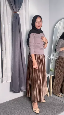 Roknya beli di @Juragan Bludru  aku pakai warna mocca ✨ yuk samaan #rokbludru #rokwanita #rokkekinian #ootdfashion #rokplisket #outfitkekinian 