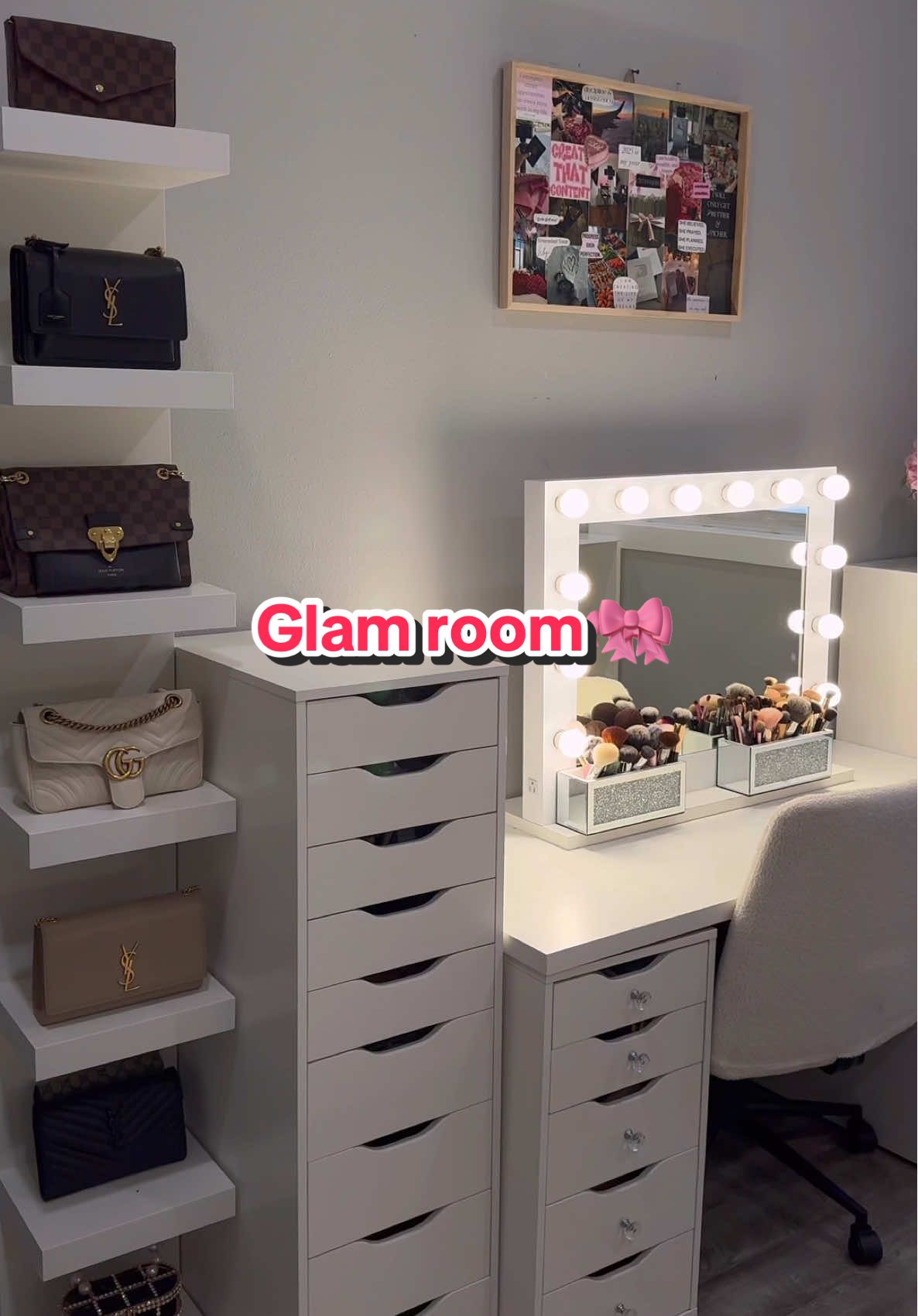 My happy place 🎀💕💗 IG: Melissa.cejaa #glamroom #makeuproom #makeupvanity #vanitytour #RoomTour #melissaceja 