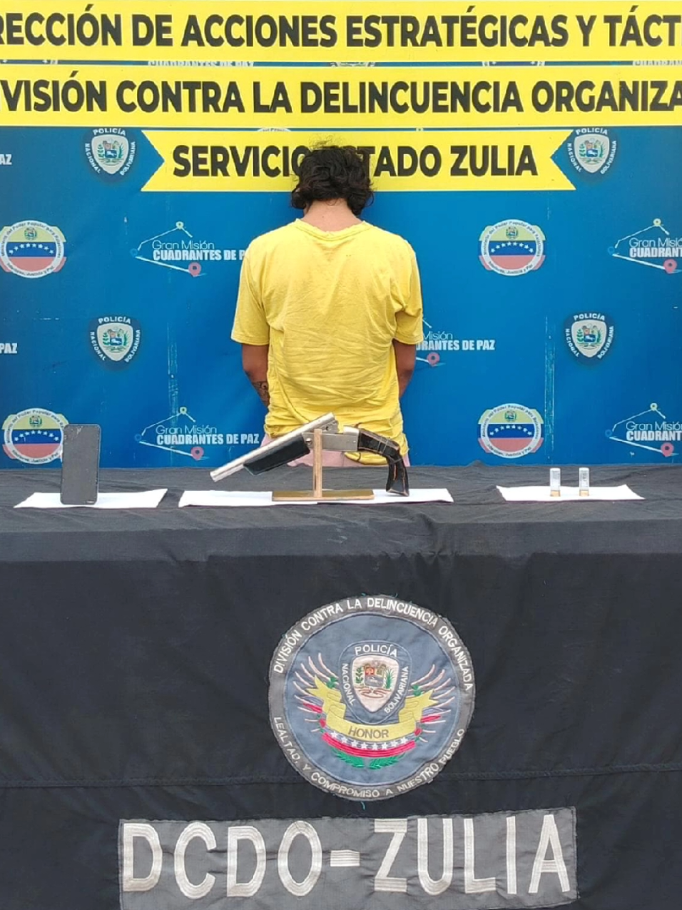 En el estado Zulia, funcionarios del DCDO de la Policía Nacional Bolivariana detuvieron a un ciudadano durante un operativo en el sector Rafael Urdaneta, kilómetro 5 vía Perijá, municipio San Francisco. El sujeto fue aprehendido por presunto porte ilícito de arma de fuego y resistencia a la autoridad. Como evidencia, se incautó una escopeta, dos municiones sin percutir y un teléfono celular. #paratiiiiiiiiiiiiiiiiiiiiiiiiiiiiiii #videoviral #zulia #fyp #noticias #policia 