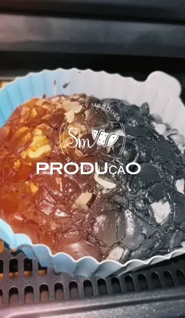 ✨BOLO FÁCIL, SEM AÇÚCAR E SEM GLÚTEN!✨ Simples, rápido e DELICIOSO! 💚🍫 Esse bolo é a prova de que é possível comer bem, se cuidar e, ainda assim, se deliciar com receitas incríveis. Sem açúcar, sem glúten, com ingredientes acessíveis e que fazem bem pra sua saúde! ✅ Sem farinha refinada ✅ Sem lactose (se escolher chocolate sem leite) ✅ Rico em gorduras boas e fibras ✅ E o melhor: pronto em poucos minutos na air fryer! 👉 Salva essa receita saudável pra testar depois e me conta aqui nos comentários se você ama receitas práticas assim! 💌 🍫 Ingredientes: 	•	3 ovos pequenos 	•	1 e 1/2 colher (sopa) de cacau 100% 	•	1/3 xícara de pasta de amendoim (sem lactose) 	•	3 tâmaras (sem caroço) 	•	2 colheres (sopa) de aveia 	•	1 colher (sobremesa) de fermento 	•	Pedaços de chocolate (opcional) 	•	Castanhas (opcional) 💡 Modo de preparo: Bate tudo no processador (menos o fermento, o chocolate e as castanhas). Quando a massa estiver homogênea, adiciona o fermento e mistura. Coloca na forma de silicone, finaliza com as castanhas e o chocolate por cima e leva pra air fryer por 15 minutos a 165°C. Perfeição define esse bolo! 😍✨ 🔥 Gostou? 📝 Comenta “EU QUERO MAIS” se quer ver mais receitas práticas assim! 📌 Salva esse post pra não perder! 💌 Compartilha com aquele amigo que ama um docinho saudável! #BoloSaudável #SemAçúcar #SemGlúten #ReceitaSaudável #VidaSaudável #NutriçãoComAmor #ComidaDeVerdade #ReceitasFáceis #ReceitaFit #CulináriaSaudável #BoloNaAirFryer #BoloSaudável #ShirleyMarquesNutri #nutriçãoécuidado 