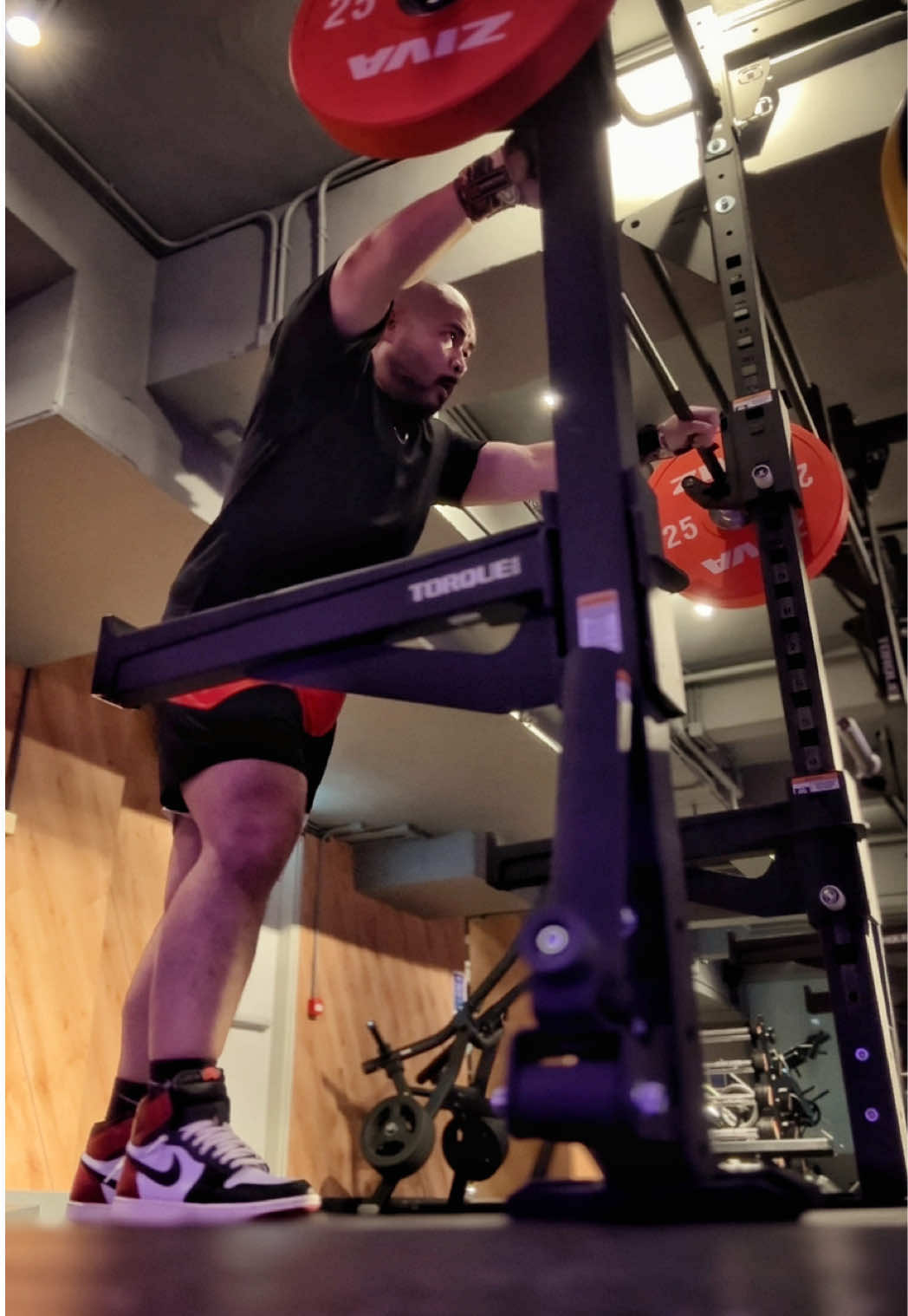 If you’re ever in the Tsim Sha Tsui area in Hong Kong, I highly recommend a pilgrimage to the super awesome Anytime Fitness TST, just a couple minutes walk from Nathan Road 💜👀 I rarely come back to a club a second time when I travel, but this one absolutely deserved a repeat visit 🔥 🏋️‍♀️ #ShoulderPress 70kg x 3 x 8+ (last set, 10 reps) #powerliftingph #powerlifting #powerlifter #jordan1 #jordan1blacktoe