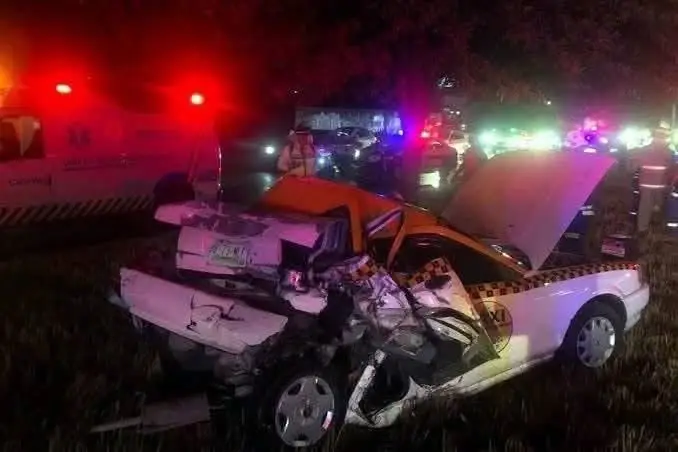 ALGO PARANORMAL: TAXISTA MUERTO, REGRESO A CASA PARA DESPEDIRSE DE SU ESPOSA  Una madrugada tocaron a su puerta, para su sorpresa era su esposo. No lo esperaba, ya que como todo conductor tienen su horario. Se quedó fría al verlo parado ahí, en la puerta de su casa y en silencio. -Y tus cosas?._pregunto aquella mujer. -No las traje, solo vine hablar contigo_respondió Ella se quedo aun mas fría pues antes habían discutido y llevaban días sin hablarse. Su marido entro, se dirigió al comedor, ahí tomo de las manos a su señora mientras se sentaban en el comedor. -Que pasa? – no pasaba nada. Vine a decirte que aunque hemos tenido nuestras diferencias, yo te amo, te llevo en cada momento, te pienso siempre y estos días que hemos estado enojados, te quise llamar en varias ocasiones, pero fue mas fuerte mi coraje, me quede a medias mientras te escribía un mensaje de WhatsApp para saber de ti pero mi orgullo no dejó que terminara de escribir esos mensajes. Ella cambio su cara y enternecio su mirada, acaricio su mano y observo que el reloj estaba detenido a las 03:45 Am pero no le dio importancia. – Sabes que te amo y quiero que siempre mi amor por ti será muy grande pero he dejado que el orgullo y coraje sean una prioridad. Contesto ella. Él continuo diciendo; tu eres lo mas importante que tengo. Se levanto y le dio un tierno beso en la frente y finalizo diciendo… siempre voy a estar contigo pase lo que pase, me doy una ducha porque ya tengo que volver a mi trabajo por un tiempo mas largo, Mientras escuchaba el sonido de la ducha, sonó el teléfono. -Hola?!. -Busco a la señora Silva jessica. -Digame ella habla, que se le ofrece?. -Señora le llamo para informarle que su marido tuvo un accidente a las 03:45 Am aproximadamente donde desgraciadamente perdió la vida. -Debe de haber un error!!!, mi esposo esta aquí en la casa, se metió a bañarse. -No hay ningún error señora, lamento informarle que sus compañeros de trabajo ya reconocieron el cadáver y efectivamente es su marido. -Deje le llamo a mi esposo para que desmienta esta confusión. Corrió al baño, busco en cada rincón y no lo encontró, un silencio invadió la casa y un escalofrío recorrió su espalda, ahi entendio que solo vino a despedirse de ella y que ya no iba a volver. Nunca salgas enojado de casa porque puede ser la última ves que veas a la persona que amas… y si tienes un conductor en casa, dale un beso y abrazalo fuerte porqué puede ser la ultima vez. Fuente:  #flypviral #destacartodos