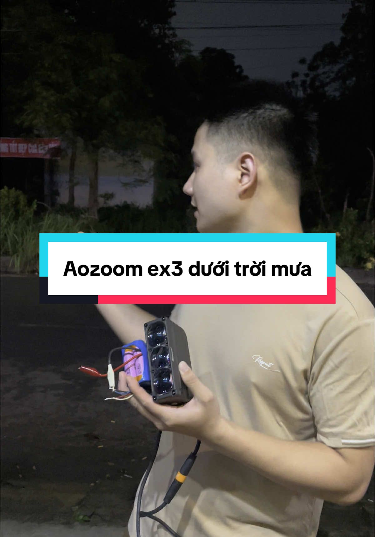 Aozoom ex3 hiệu suất dưới trời mưa vẫn khá là tốt dù nhiệt màu trắng. Giá cả phải chăng 2tr/ đèn bao gồm cả mạch