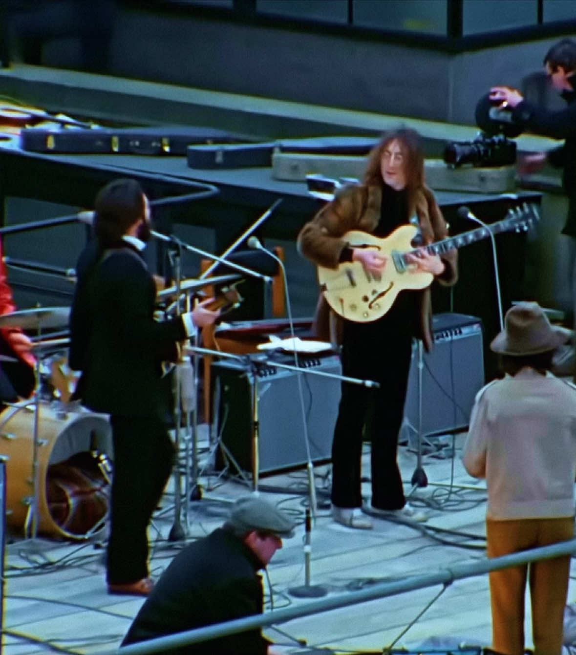 #GETBACK — noo don’t make him go on the roof 😟 #fyp #edit #thebeatles #beatles #johnlennon #georgeharrison #paulmccartney #ringostarr #beatlesedit #thebeatlesedit #stayinalive #letitbe 