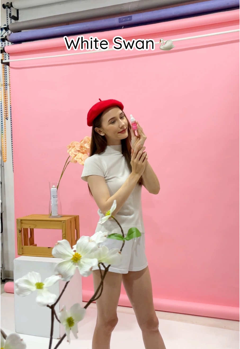 White Swan🦢 vs Black Swan 🐦‍⬛ #photoshoot #fotoproduk #fotoprodukkatalog #model #photoshootmodel #behindthescene 