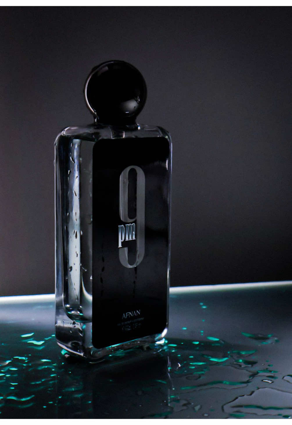 🔥Afnan 9pm, uno de los perfumes árabes más vendidos🔥 Intenso, dulce y seductor. Ideal para destacar de noche👌🏽 Gracias @RUMBO comunicación por la sesión de fotos y el video📷 #9pm #afnan #perfumearabe #fyp #foryoupage 