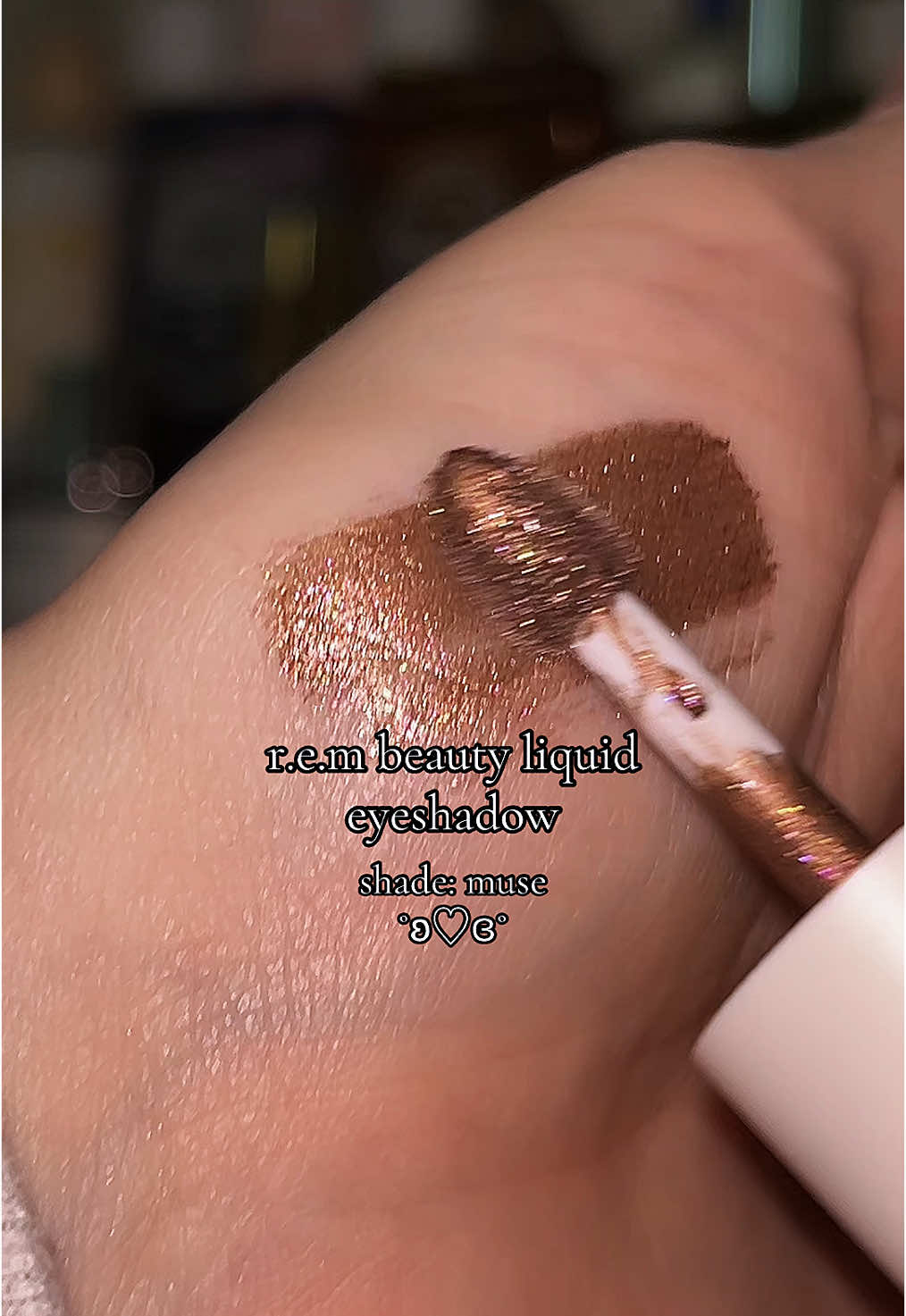 The pigment is gorgeous and it blends out effortlessly 🤎✨ #rembeauty #rembeautyliquideyeshadow #liquideyeshadow #makeupreview #eyeshadow #makeupswatches #TikTokShopFathersDay #TikTokShopRestock #spotlightfinds 