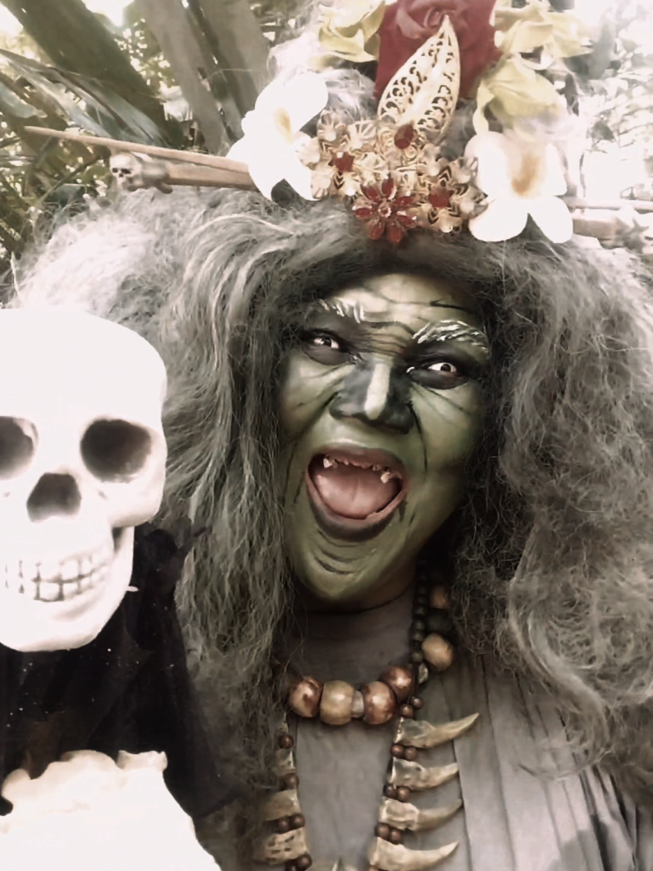 Yang kepo Make up Mak Lampir Pasar Wit Witan  pake apa ada di keranjang kuning  #maklampir  #fyp  #fypシ゚viral  #banyuwangi 