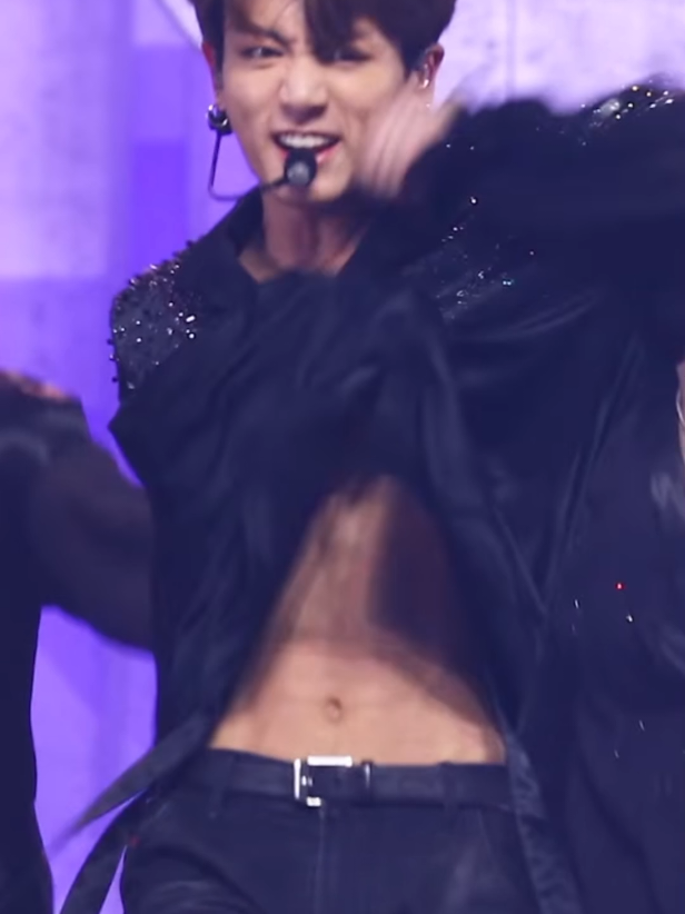 Idols reaction to Jungkook showing his abs 🥰 #jungkook #bts 