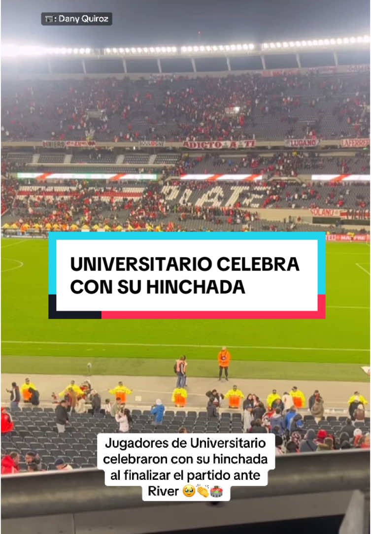 UNIVERSITARIO CELEBRÓ SU PASE A OCTAVOS CON SI HINCHADA🥹👏🟡 #universitariodedeportes #universitario #copalibertadores #futbolperuano #futbol 