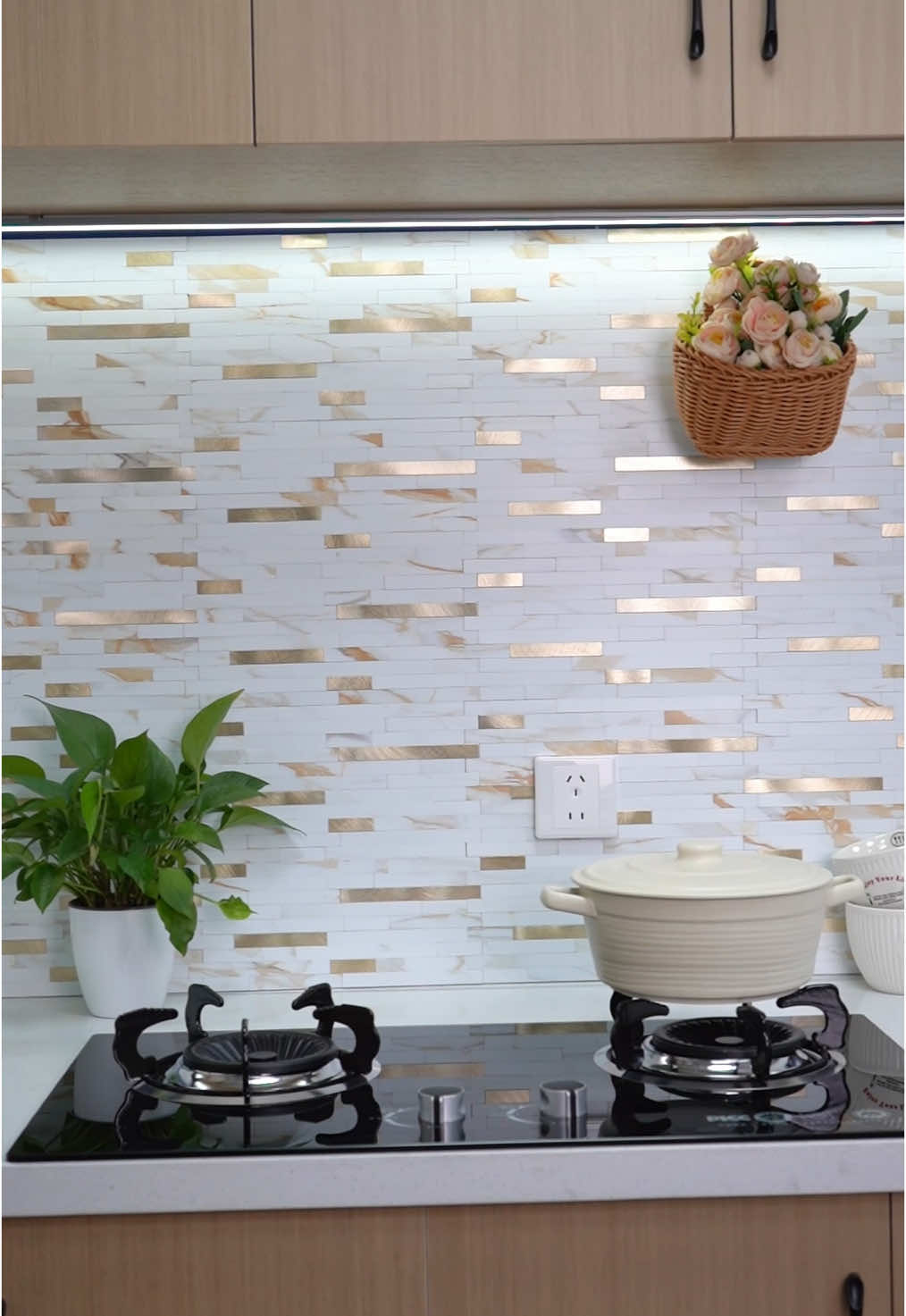 #stickgoo #peelandsticktile #peelandstickbacksplash #diyproject #easydiy #kitchendesign #kitchenupgrade #renterfriendly #homedecor 