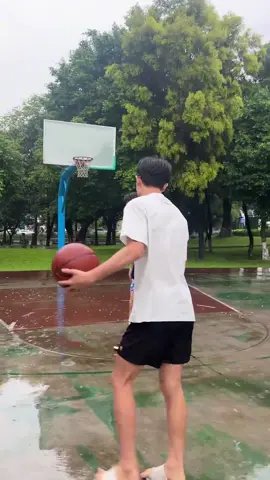 How long have you not played ball in the rain?#rain #Basketball 