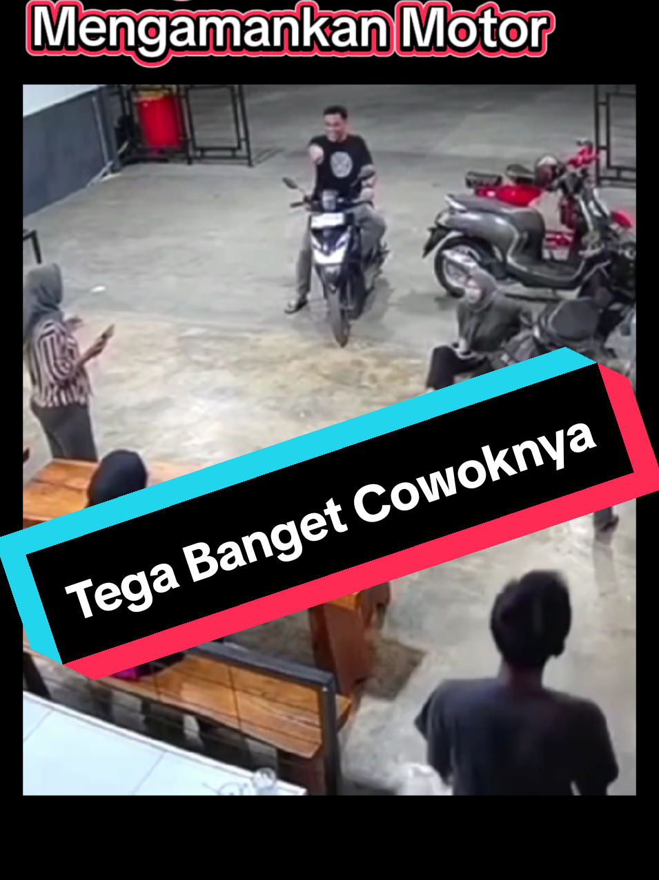 Kalau kejadian ini menimpa kamu gimana, girls? Andai kamu yang nyetir, dan yang dibonceng cowok kamu kesel ga?  Bukannya nolongin si cewek, malah dia ngurusin motor.  Orang-orang di situ lambat pula nolonginnya 😂 #fyp #fyppppppppppppppppppppppp #lucu #videolucu #funny #kecelakaan #emakemak #rider #cewekcantik #motor #trending 