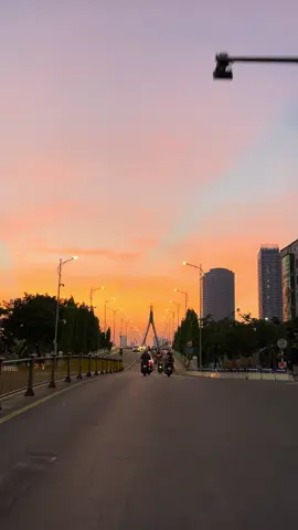 Mình đang ở cái độ tuổi chẳng sợ gì, chỉ sợ không kịp rực rỡ, không đủ ghi dấu lại trong dòng chảy thời gian#danang #flypシ 
