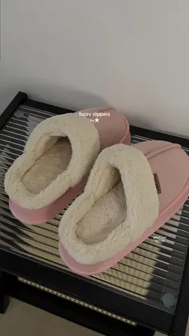 so cute and comfyyy🫶🏻 #fuzzyslippers #fluffyslippers #fluffyclogs #clogs #comfyclogs #fuzzyclogs #comfyshoes 