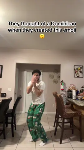 Look over there 😗😗 #fyp #foryoupage #dominicanpapi🌴❣️ #republicadominicana🇩🇴 #relatable #dominicanos🇩🇴 #fypシ゚viral #viralvideo #fypシ #humor #funny #hispanictiktok #hispanic #dembowdominicano #dembow 