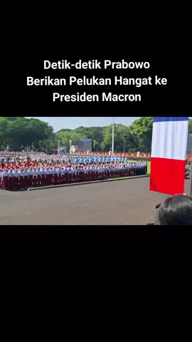 Presiden Prabowo Subianto memeluk Presiden Perancis Emmanuel Macron. Momen hangat tersebut terjadi saat Macron tiba di Istana Merdeka pada Rabu, 28 Mei 2025.  Mulanya, Macron datang ke Istana Merdeka dikawal dengan motor patwal dan juga pasukan berkuda.  Setelah itu, Mobil yang ditumpangi oleh Macron dan istrinya berhenti di tengah halaman Istana Merdeka.  Prabowo menyambut Macron saat turun dari mobilnya di halaman Istana Merdeka. Keduanya pun berpelukan hangat. #prabowo #macron #perancis #fyp 