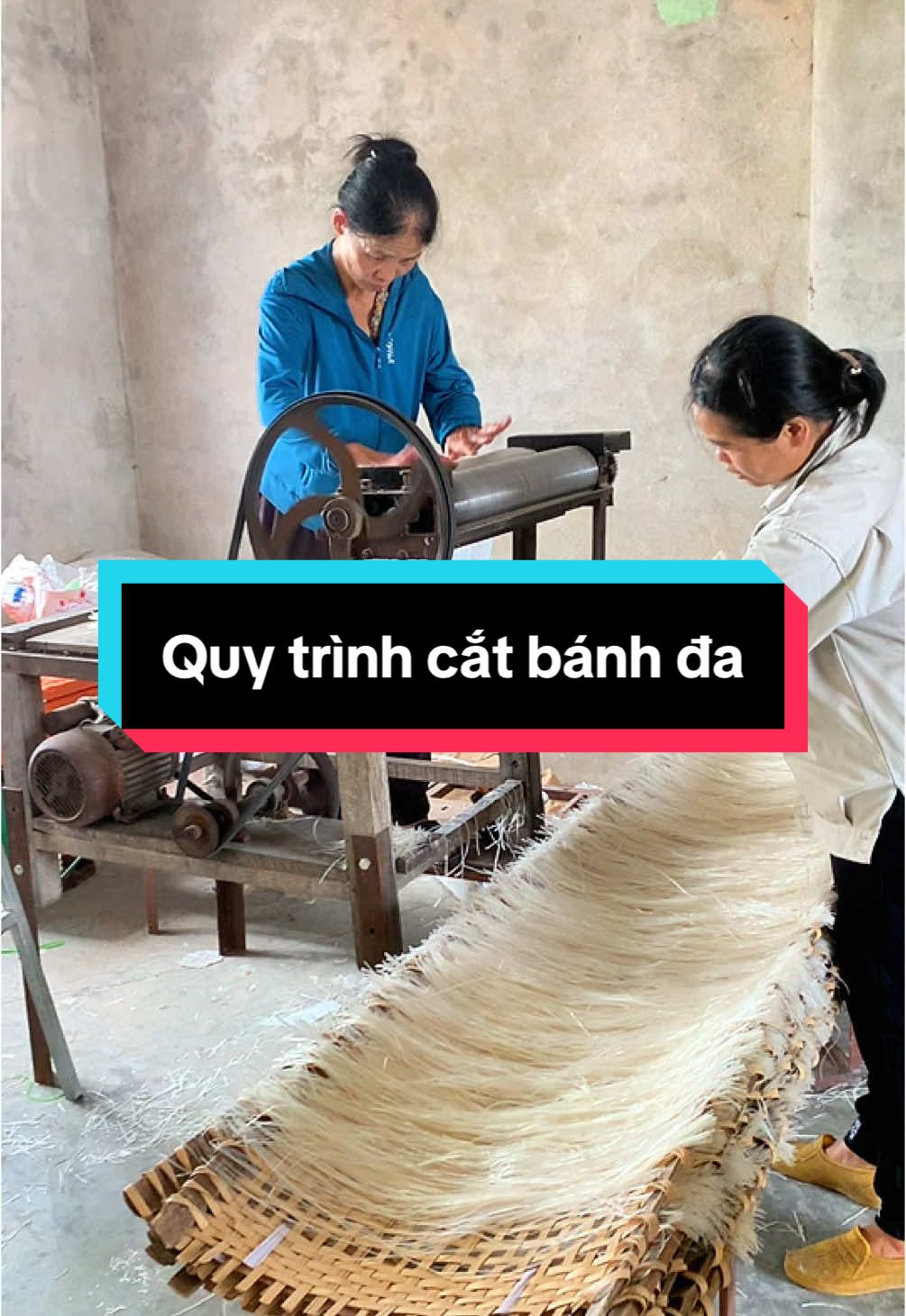 Để tạo ra những sợi bánh đa đều và đẹp phải dùng đến máy móc chứ thái tay thủ công vừa lâu mà không đều, không năng suất#dacsanquehuong35 #banhda #amthuc #viêtnam 