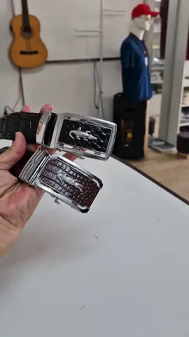 Dây nịt da cá sấu thật, hàng lấy tại xưởng Bản dây: 3.5cm và 4cm Loại nối và liền nguyên con Đầu khóa trượt hợp kim cao cấp 2 màu: trắng và vàng Còn vài sợi giá thanh lý:  - Dây nối 450k - Dây liền 650k zalo 0918 334 392