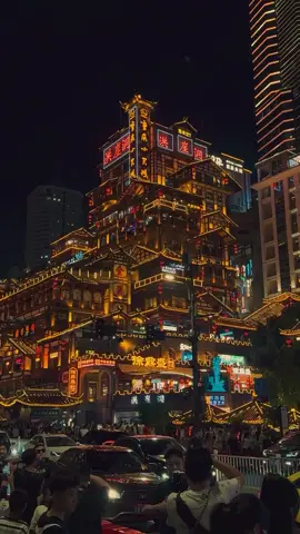 Seeing Life Cinematically 🇨🇳 Chongqing: the mountain city, vibrant neon lights, spectacular bridges and spicy cuisine. Tradition and modernity in the heart of China ✨ ▪️ #hellofrom #chinatravel #西安 #xian ——————————————————————— Video by @melietjeje 