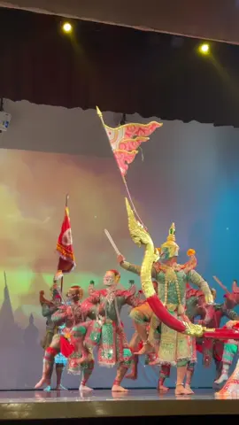 พามาดูโขน 100 บาทที่ศาลาเฉลิมกรุง เปิดแสดงทุกวันจันทร์-ศุกร์ (ปีนี้มีตลอดทั้งปี) แสดงวันละ 3 รอบ คือรอบ 13.00 น. ,14.30 น. และ 16.00 น. (รอบละ 25 นาที) สวยงามวิจิตร ควรค่าการมาดูมากครับ ตอนแรกคิดว่าตัวเองจะดูไม่เข้าใจ แต่พอได้ดูแล้วก็เข้าใจอยู่นะ ถ้ามีโอกาสมาดูกันนะครับ #โขนไทย #มรดกโลก #ศาลาเฉลิมกรุง #พระรามตามสีดา #ดูโขน #กรุงเทพมหานคร 