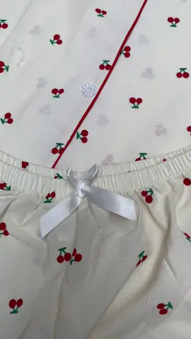 🍒 Dulces sueños con estilo 🍒 Nuestra pijama de dos piezas está hecha para que descanses con total comodidad y te veas adorable al mismo tiempo. Con un estampado de cerezas encantador, detalles en rojo y un lazo coqueto en el short, es perfecta para tus noches de descanso (o tus mañanas de café en casa ☕✨). Disponible en talla M- L, No querrás quitártela! 💫 #PijamaCute #CherryVibes #ComfyAndCute #RopaDeDormir #EstiloEnCasa