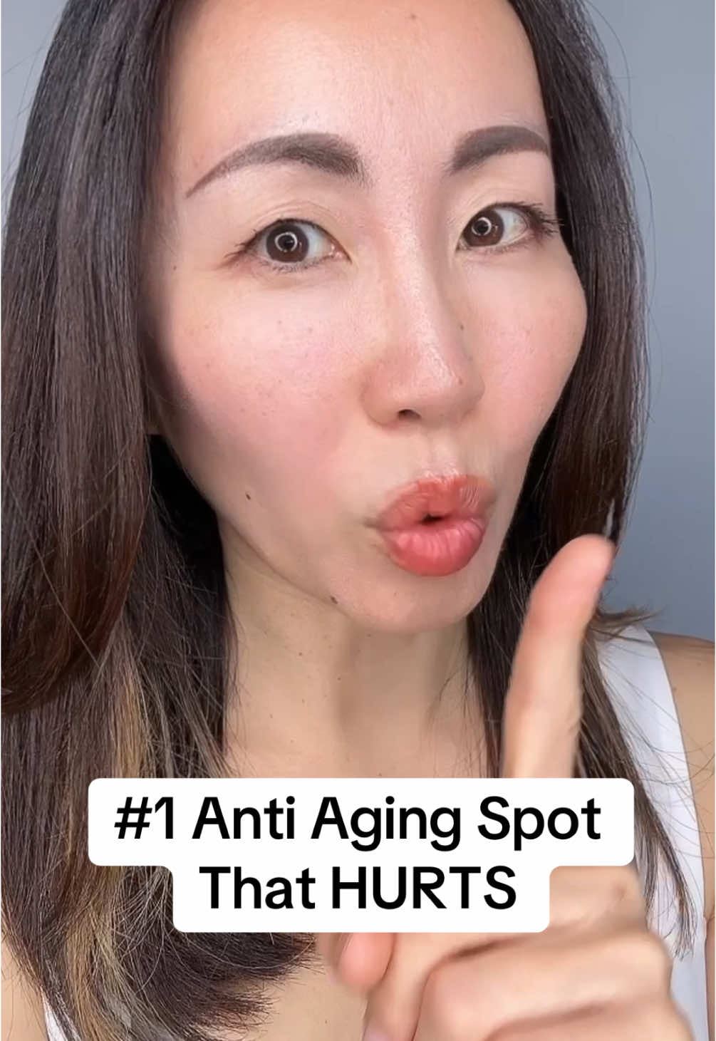 Here’s why this spot Yifeng / 翳風 is essential for anti-aging:  1. Lymphatic Drainage = Reduced Puffiness & Firmer Jawline This point sits near the major lymph nodes (parotid and cervical) that drain toxins and excess fluid from the face. When blocked, it can lead to facial puffiness, sagging cheeks, and a bloated jawline. Regular massage stimulates drainage, helping to define your jawline and lift your face naturally. 2. Relieves Jaw Tension That Causes Premature Aging Many people carry tension in the jaw, often from stress, clenching, or grinding (especially during sleep). Chronic tension here can lead to: A wider, heavier lower face Asymmetry Inflammation and even pain Releasing this area softens the overall facial expression and restores balance — making the face appear more relaxed, youthful, and lifted. 3. Activates Circulation & Collagen Pathways Stimulating this point boosts microcirculation in the surrounding skin and tissues. Improved blood flow = better skin tone, natural glow, and collagen production. Over time, this can reduce fine lines, increase skin elasticity, and improve overall skin health without the need for injections or harsh treatments. 4. Lifts the Mid-to-Lower Face Naturally Because this area connects to muscles around the cheeks, jaw, and neck, it’s a gateway to lifting the lower face. A few minutes of massage a day can help reduce: Nasolabial folds (laugh lines) Jowls Under-chin sagging Even though it might hurt a lot for some people, this spot is a high-impact powerful Shiatsu point you can not skip! #shiatsu #acupressure #SelfCare #nobotox #facelift #antiaging 