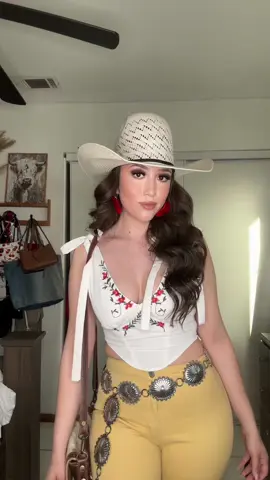 Hat @Jobes_Hats  Top @SHEIN  Bottoms & Belt @RodeoReadyRanchwear  Boots @Lane Boots Brand  Purse @BootBarn  #western #westernstyle #westernfashion #outfitinspo #westernfashion #notcitlalicastrx_ #OOTD #parati 