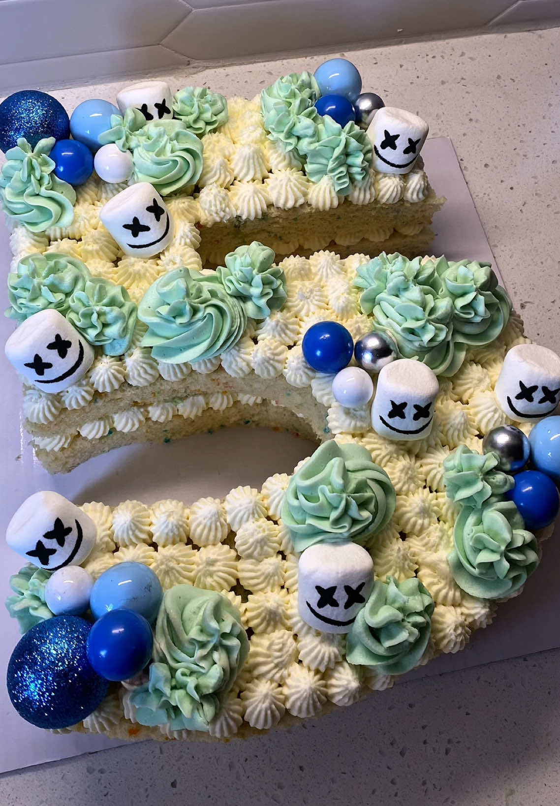 My son’s 5th birthday fornite cake made by me 🩵🫶🏼 #numbercake #cakerecipe #fyp #trending #cake #cakedecorating #cakes #baker #baking 