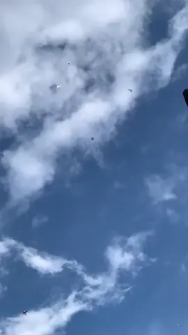 apa yg membuatmu bahagia? jawaban nya adalah ngejar layangan trus menang, lalu terbangin deh layangan nya. tpi itu dulu waktu kecil. sekarang bisa beli 100 layangan tp tdak dgn kenangan nya.. #nostalgia90andulu😄😊 #anak90anpastiingat #nostalgialayangan #layangan #anak2000anpastitau #nostalgiacore 