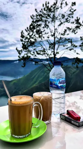 Ngopi + Aqua + Pemandangan 😍 #danautoba #sippan #wisatasumut #sumut #fyp #viral 