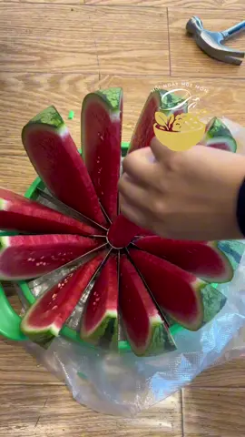 Ăn dưa hấu giờ cũng nhàn thật Dưa hấu bổ kiểu này thì “chém gió” cũng không kịp! 🍉⚡ Ai hay ăn dưa, nhất định nên sắm một cái cho mát lòng ngày hè 😎 #DưaHấuSiêuNhanh #MẹoHayCuộcSống #CôngCụThầnThánh #HèLàPhảiĂnDưa #ĐỗMỗiNgàyMộtMón
