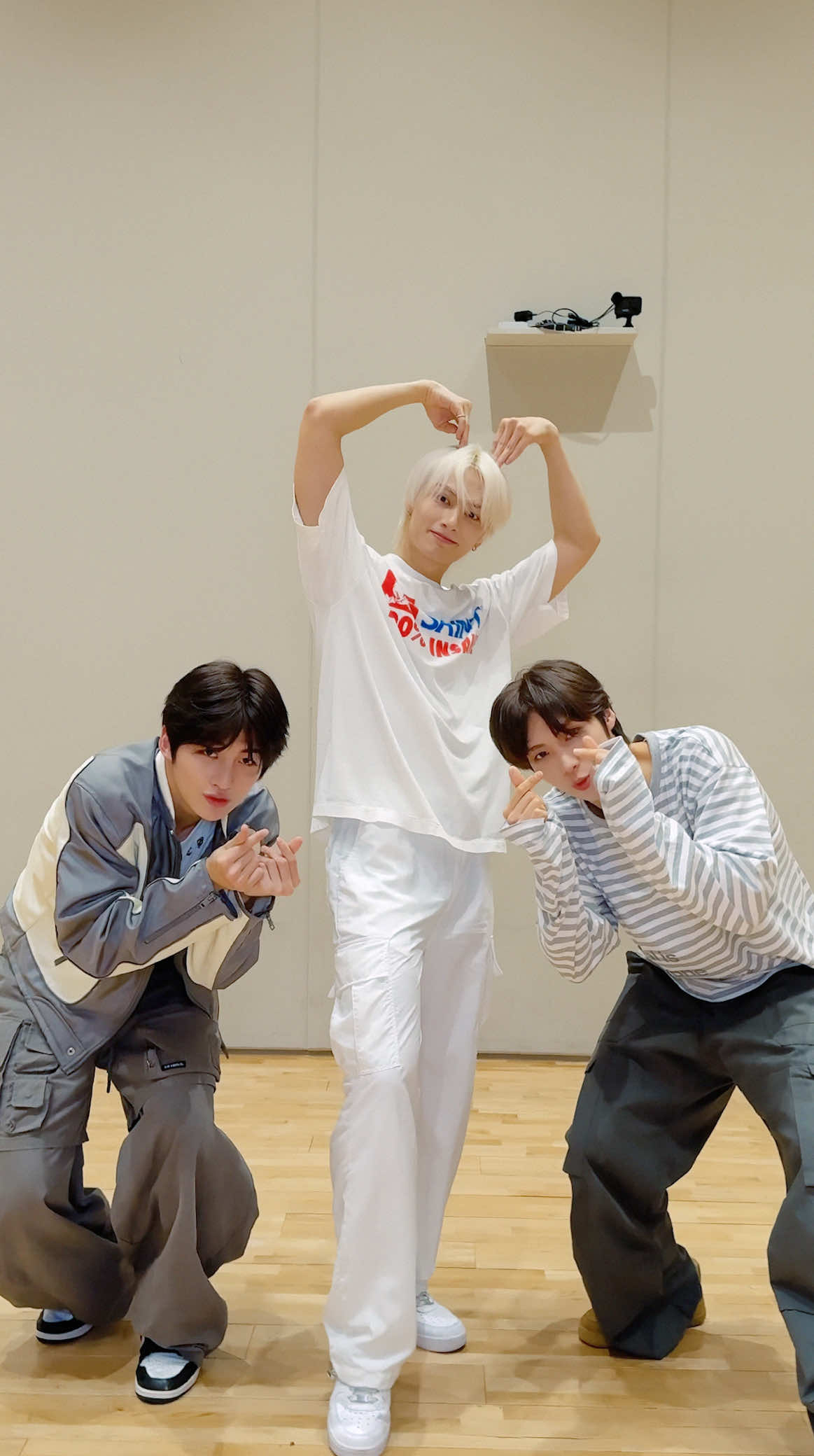 #Lucky_to_be_loved 🖤 with #SEVENTEEN #준 #TWS #투어스 #247WithUs #YOUNGJAE #영재 #JIHOON #지훈 #TRY_WITH_US #세븐틴 #JUN @SEVENTEEN 
