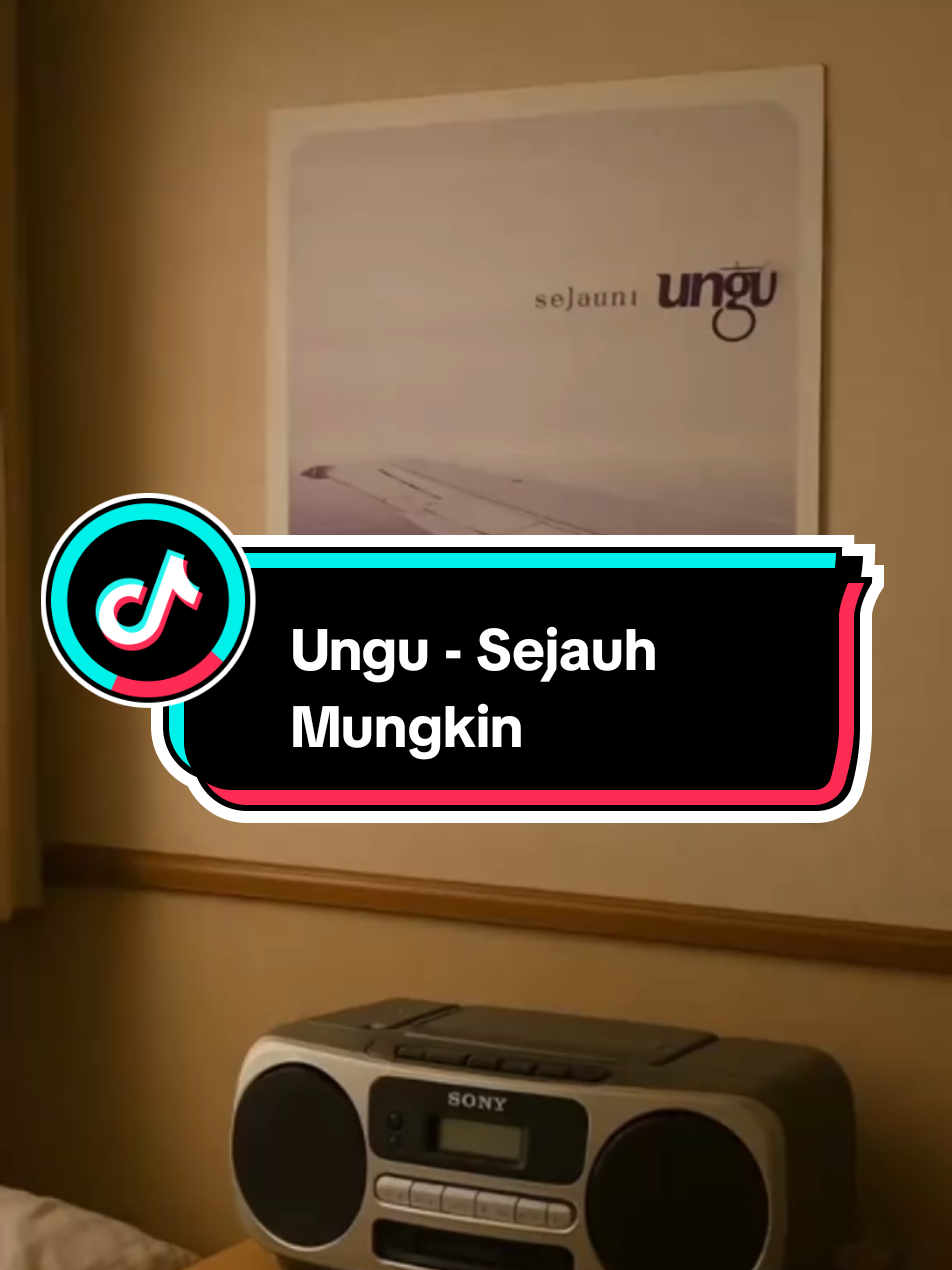 Ungu - Sejauh Mungkin, Lagu ini cocok banget buat kamu yang udah lelah berjuang sendirian. 🥀 Dirilis pada tahun 2008, lagu ini jadi soundtrack banyak hati yang akhirnya memilih meninggalkan, daripada terus terluka. “Dirimu yang s’lalu tak pedulikanku, yang mencintaimu, yang menyayangimu…” Kadang yang paling menyakitkan bukan ditinggalkan, tapi dicuekin saat kita benar-benar tulus mencintai. Dan di titik itu… satu-satunya jalan adalah pergi sejauh mungkin. 💔🛣️ #Ungu #SejauhMungkin #LaguGalau #SoundtrackPatahHati #Lagu2000an #FYPIndonesia #LaguNostalgia #CapekBerjuangSendiri #PergiTapiMasihSayang #GalauBanget