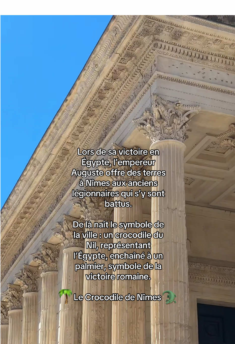 Après sa victoire en Égypte en 31 av. J.-C., l’empereur Auguste récompense ses vétérans en leur offrant des terres dans le sud de la Gaule, à Nîmes. C’est ainsi que naît la colonie romaine de Colonia Nemausus. Pour commémorer cette conquête, un symbole est créé : 👉 Un crocodile du Nil, enchaîné à un palmier. Le crocodile représente l’Égypte soumise, le palmier, la victoire de Rome. Ce symbole apparaît d’abord sur des monnaies romaines frappées à Nîmes. Avec le temps, il devient l’emblème officiel de la ville. Encore aujourd’hui, on le retrouve partout : sur les statues, les plaques de rue, les logos… et dans le cœur des Nîmois. #nimes #crocodiledenimes #maisoncarree 