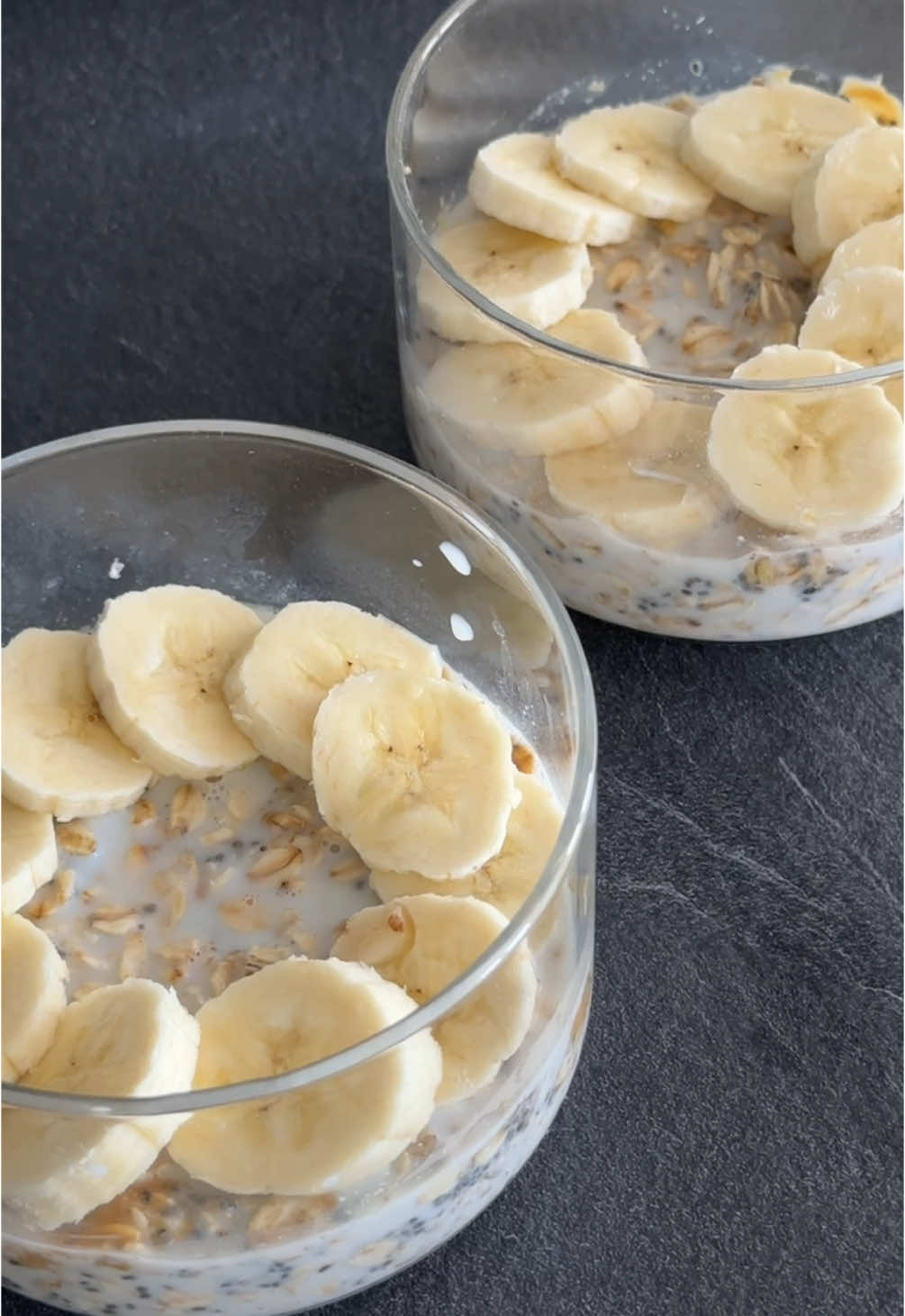 Recette petit dej du moment >>>> Overnight oats 🤌🏽 • Flocons d’avoine  • Graines de chia  • Buerre de cacahuète  • Sirop d’érable  • Banane  • Lait  • De la whey (optionnel)  Tu mélanges tout, et tu laisses minimum une nuit au frigo 😍 Bisouuuus  #Recipe #overnights #oats #breakfast #protein #healthy 