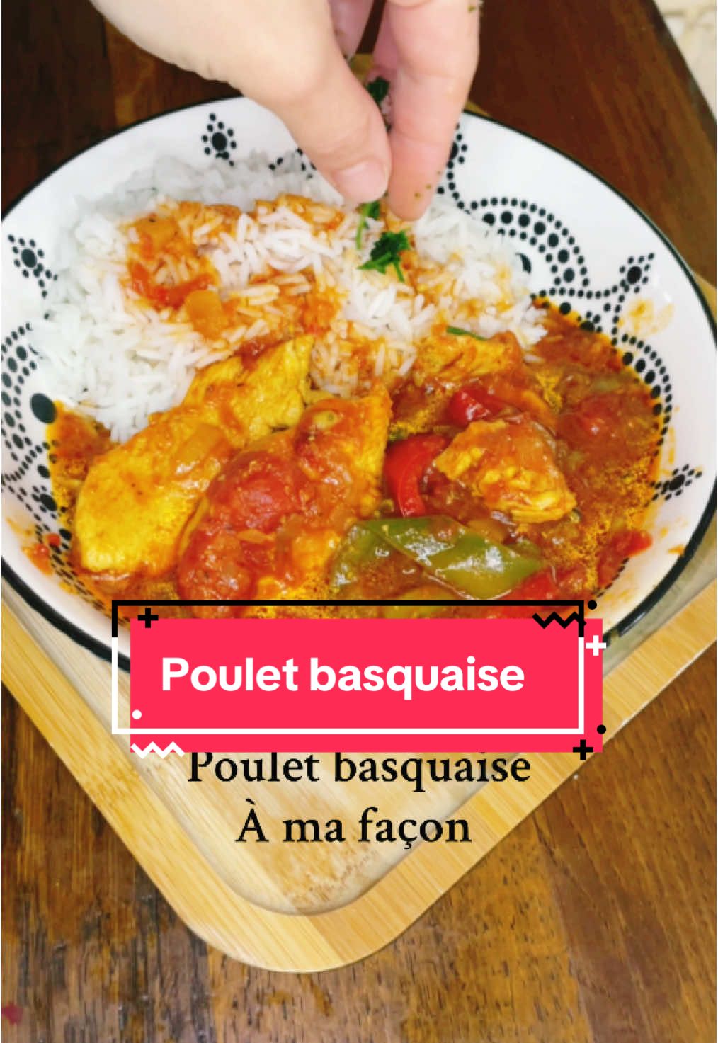 Poulet basquaise  Ingrédients  * 2 filets de poulet  * 1 gros oignon  * 1 gros poivrons  * À boîte de concassées de tomate  * 200ml de bouillon de légumes  * Paprika fumé  * Sel poivre  #poulet #recette #pouletbasquaise #formypage #recettefacile #recetterapide 