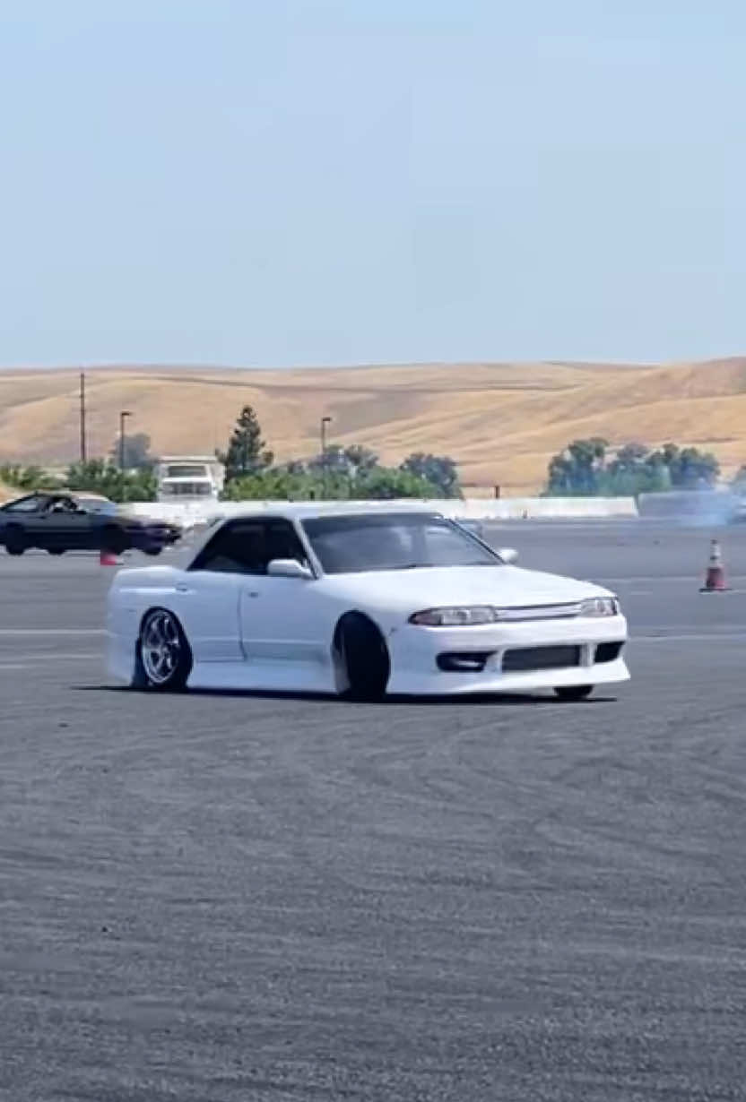 32 gettin jiggy wit it 🕺🏻 Performed on track #nissan #skyline #r32 #drift