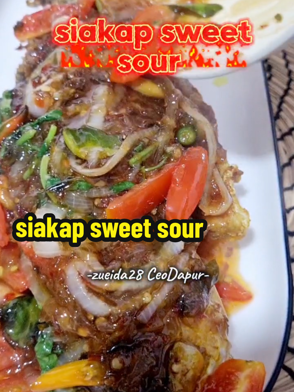 makan kat rumah siakap sweet sour tapi rasa sama macam kedai.. korang beli 3 sos tu ada size kecik ngn besa tau #sweetsour #kicapsotong #thaifood #tigarasa #Foodie #ceodapur 