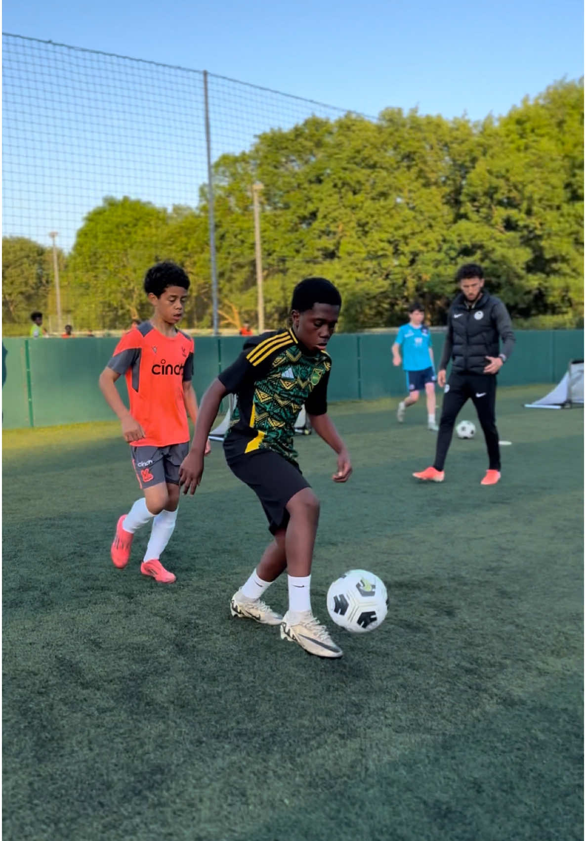 Simple session design to work on pressure from behind whilst developing a variety of aerial control techniques ⚡️🔥 #football #footballcoach #footballskills #Soccer #soccerskills #fyp #fypage #chelsea #crystalpalace #brighton #academy 